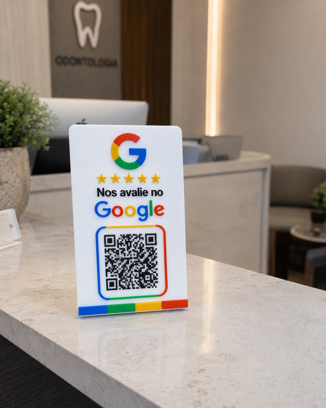 Placa para avaliações no Google em recepção de consultório odontológico